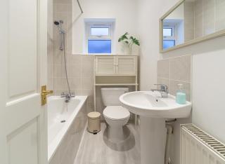 4 Bed Apartment in Wood Green - 2