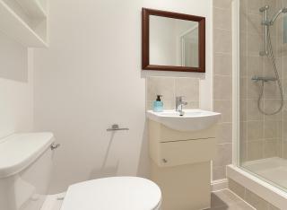 4 Bed Apartment in Wood Green - 4