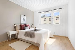 Roomsly - Balcony near Charming Cobblestone Streets - 0