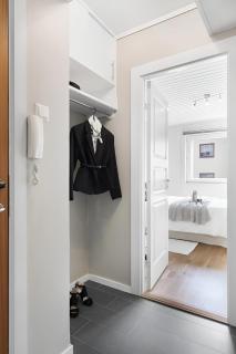 Roomsly - Balcony near Charming Cobblestone Streets - 5