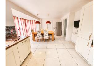 Homely Stays Taunton - - 9