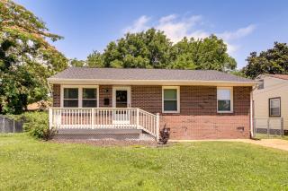 4 Mi to Hampton Coliseum Home with Yard! - 8