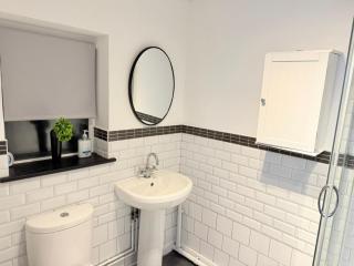 Spacious 4 Bed Cardiff House Near City Centre with Parking - Cardiff - 2