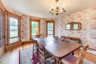 2 Mi to Chardon Square Spacious Farmhouse - Concord - 4