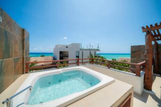 Beachfront Penthouse with 3 Bedrooms & Ocean View - Las Nubes - 8