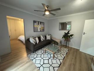 BelleVue Luxury Cottage - A serene waterfront escape! - Durbanville - 4