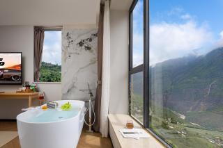 Light and Forest PeeKaboo Cliff Private Hot Spring Hotel - Danba - 1