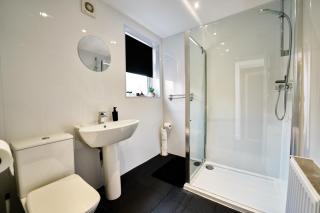 Cosy Home 900Mbps Wi-Fi Workspace Near Coventry City Centre sleeps 8 Free Parking Pool Table and Games - 1