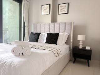 Sunset Balcony - Sleeps 4 - Water View - Pool n Gym - 1BR - 9