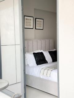 Sunset Balcony - Sleeps 4 - Water View - Pool n Gym - 1BR - 2