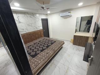 3 STAR FULLY AIR CONDITIONED PRIME SPOT HOTEL NEAR MAHAKALESHWAR MANDIR and gopal mandir hotel S-H-I-P-R-A !!! AC rooms - Ujjain - 0