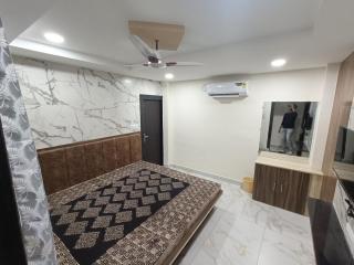 3 STAR FULLY AIR CONDITIONED PRIME SPOT HOTEL NEAR MAHAKALESHWAR MANDIR and gopal mandir hotel S-H-I-P-R-A !!! AC rooms - Ujjain - 4