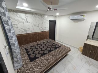 3 STAR FULLY AIR CONDITIONED PRIME SPOT HOTEL NEAR MAHAKALESHWAR MANDIR and gopal mandir hotel S-H-I-P-R-A !!! AC rooms - Ujjain - 3