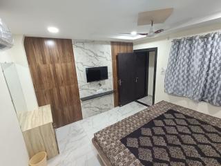3 STAR FULLY AIR CONDITIONED PRIME SPOT HOTEL NEAR MAHAKALESHWAR MANDIR and gopal mandir hotel S-H-I-P-R-A !!! AC rooms - Ujjain - 1