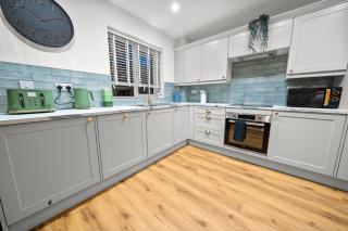 LuxoHaus Luxury 4 Bedroom Home By AltoLuxo Short Lets Serviced Accommodation With Free Wifi & Parking - Bristol - 6