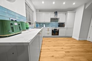 LuxoHaus Luxury 4 Bedroom Home By AltoLuxo Short Lets Serviced Accommodation With Free Wifi & Parking - Bristol - 5