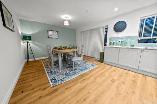 LuxoHaus Luxury 4 Bedroom Home By AltoLuxo Short Lets Serviced Accommodation With Free Wifi & Parking - Bristol - 3