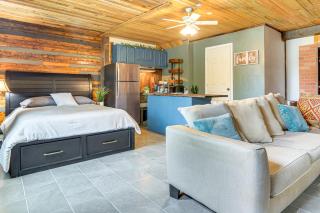 Near Historic Battlefield Trail Studio with Patio! - Brownsville - 0