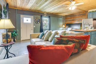Near Historic Battlefield Trail Studio with Patio! - Brownsville - 4