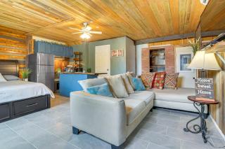 Near Historic Battlefield Trail Studio with Patio! - Brownsville - 2