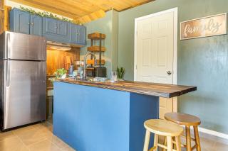Near Historic Battlefield Trail Studio with Patio! - Brownsville - 1