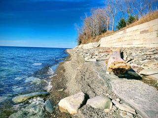 Lake Erie waterfront home with classic game arcade - 8