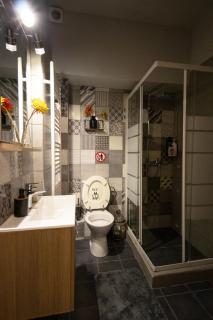 Elenis stylish studio with wooden design - 3