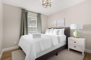 Spacious 5BR Home 5 Min from Notre Dame Perfect for Groups - South Bend - 7