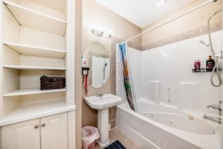 cozy two bedrooms with external bathroom just for you - Calgary - 3