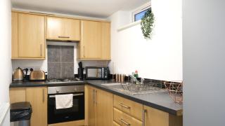 Free Parking & Garden & Central Contractor - Bedford - 8