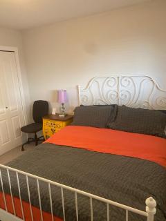 Large bedroom with private bathroom - Richmond - 2
