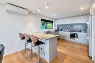 Retreat with Breathtaking Views - Waiatarua - 6