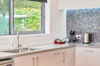 Retreat with Breathtaking Views - Waiatarua - 4