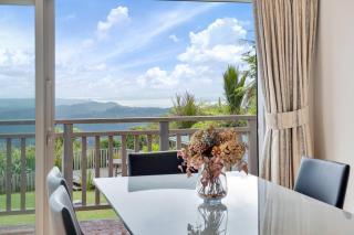 Retreat with Breathtaking Views - Waiatarua - 2