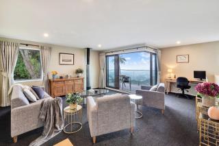 Retreat with Breathtaking Views - Waiatarua - 1