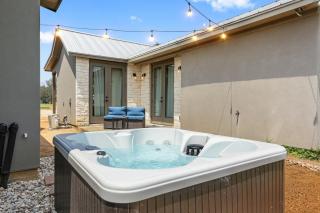 Hot tub Near Main St Views Firepit Putting Green - Fredericksburg - 0