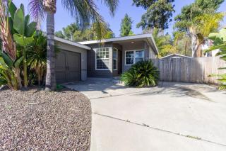 Centrally Located Cottage Near Lake Trails Shops - 9
