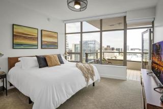 Panoramic Bay and City Views - 2BR, Pool, Gym, Parking - 9