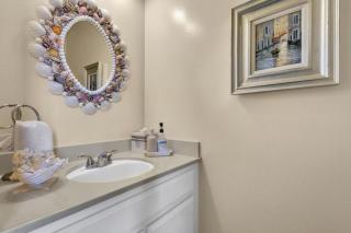 2BR Condo with Views Near Shops and Food, Fast WiFi - 3