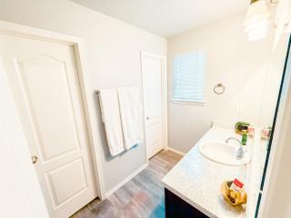 Spacious 2-Story Contemporary Home 3BDRM + Loft - El Paso - 3