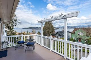 Lake Washington View Home with Hot Tub BBQ Garden - 1