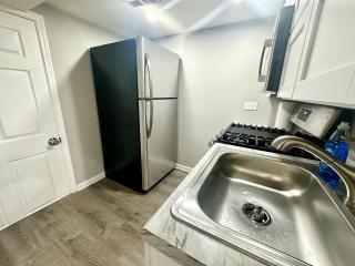 Super Amazing Place To Stay Near Downtown! Free Parking - 6