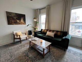 Charming & Newly Renovated 2BR in St Albans - St. Albans - 0