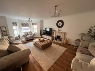 Elegant 5 Bed 5 Bath Home - Englefield Green - 0