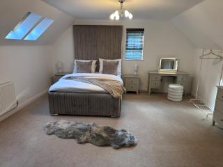 Elegant 5 Bed 5 Bath Home - Englefield Green - 8