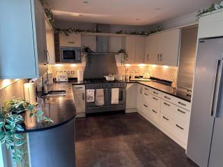 Elegant 5 Bed 5 Bath Home - Englefield Green - 7