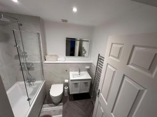 Elegant 5 Bed 5 Bath Home - Englefield Green - 5