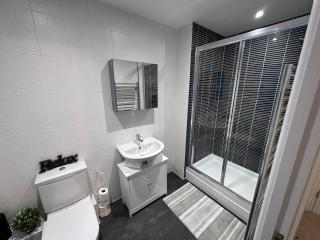 Elegant 5 Bed 5 Bath Home - Englefield Green - 4