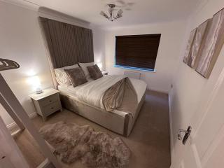 Elegant 5 Bed 5 Bath Home - Englefield Green - 3