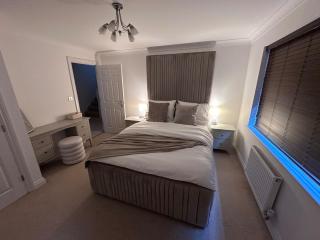 Elegant 5 Bed 5 Bath Home - Englefield Green - 2